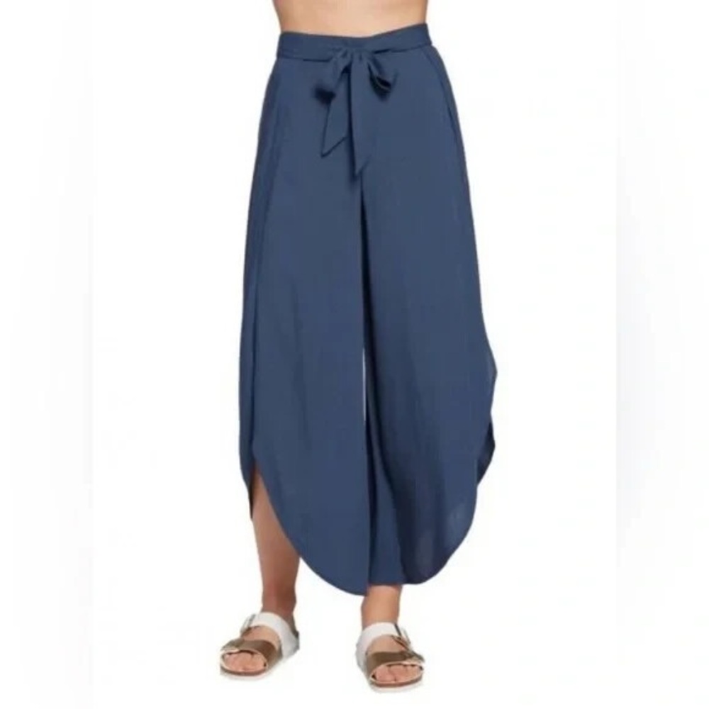 Size Large fly away pant by Calia